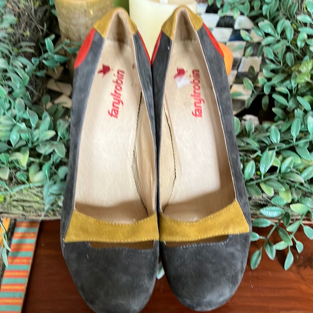 Farylrobin multicolor suede grey mustard reddish orange.    9-1/2.  Heels
